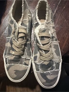 Blowfish Camouflage Low-Top Sneakers in Green and Tan